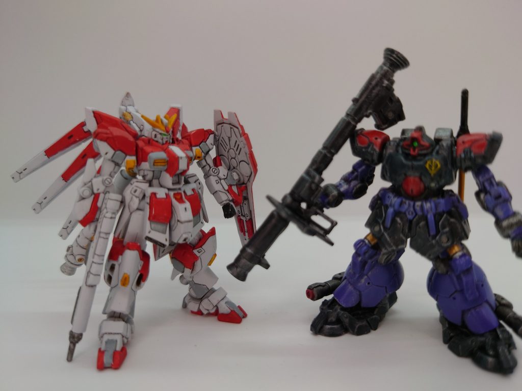 前作Hi-νガンダムと。この２体が同じ画面に映るのは少々違和感がありますが(^▽^;)