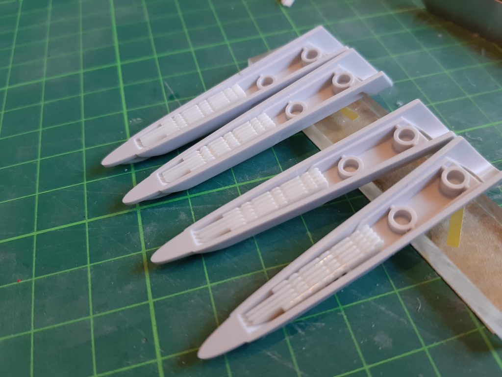 今回一番時間をかけたところ。トラクタービーム発生器(?)の中のシイタケ。これだけで2日かかりました。で、完成するとほぼ見えないという。