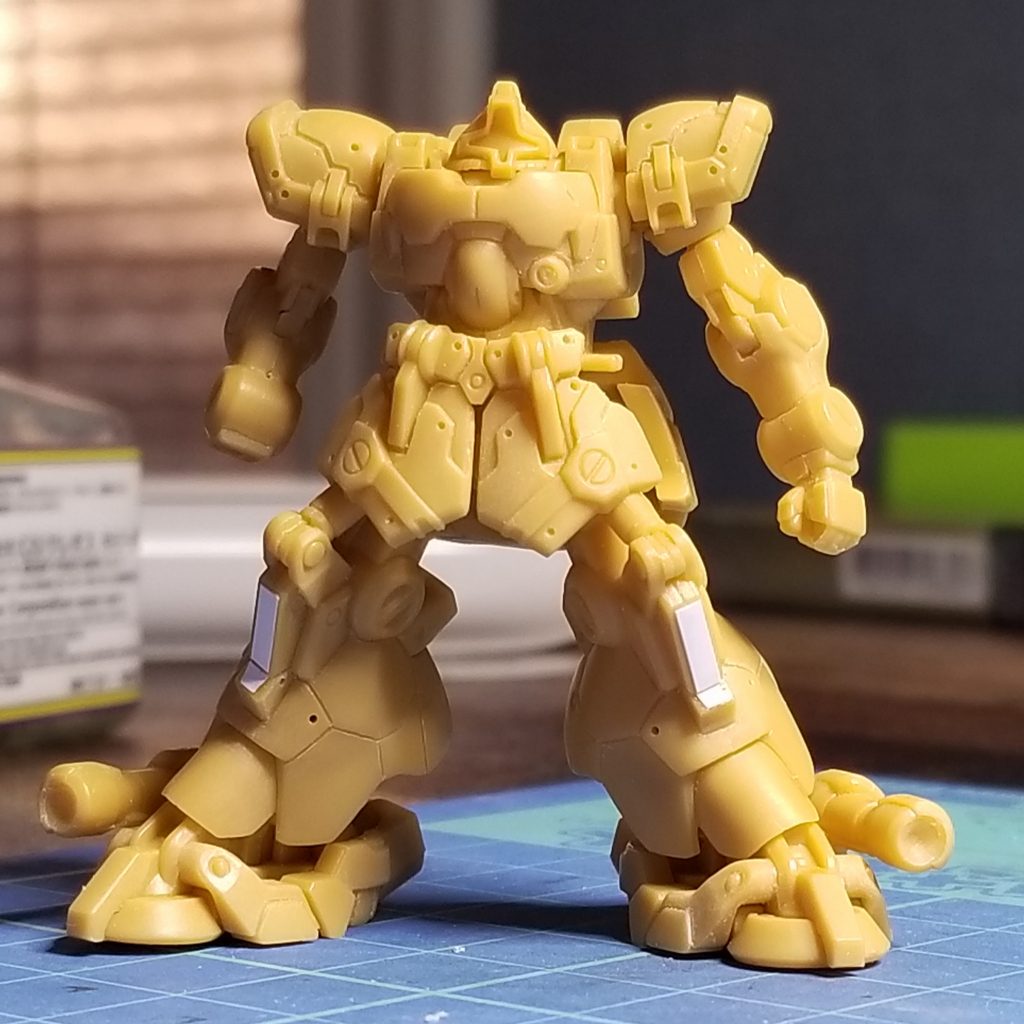 合わせ目処理後、600番の小さく切ったスポンジやすりで全体を表面処理。一部タガネでディテール堀直ししました。