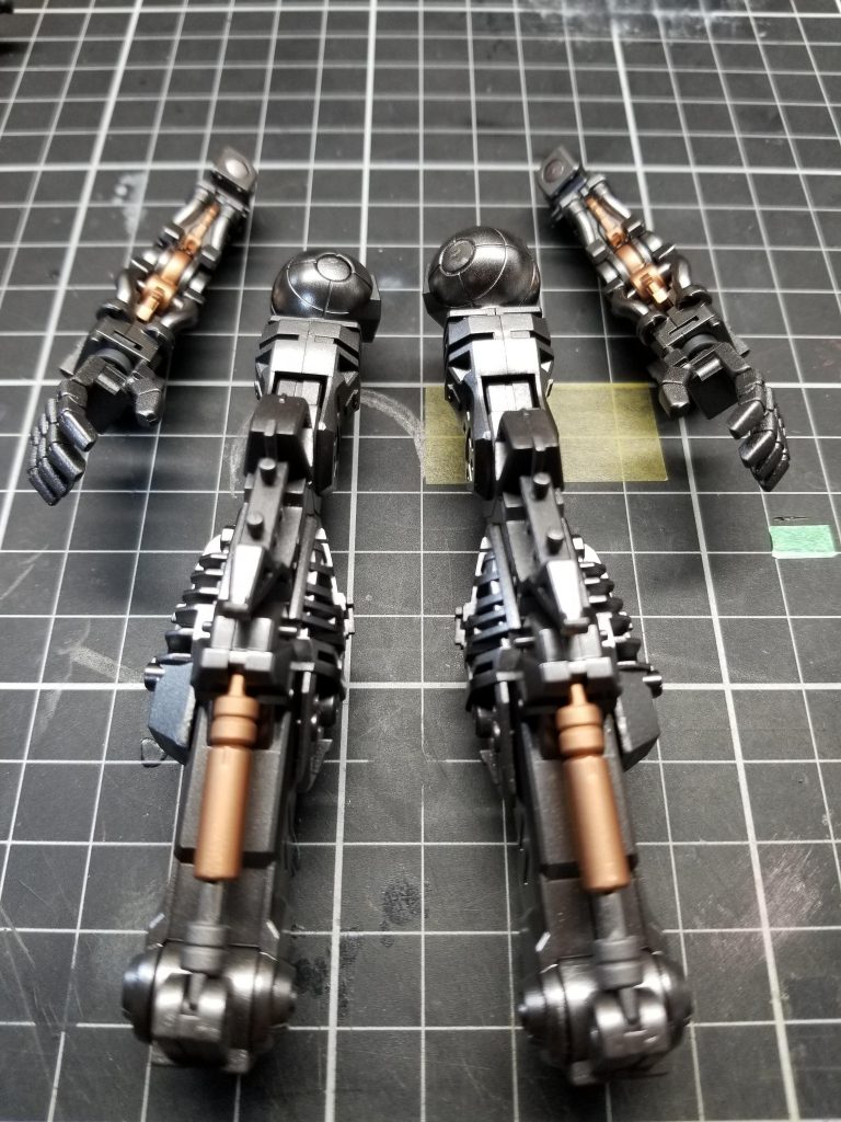 フレームの塗装はスターブライトアイアンとガンダムマーカーヘビーガンメタリックの塗り分けです。またカッパーにGXゴールドの混色にて一部を塗装しています。