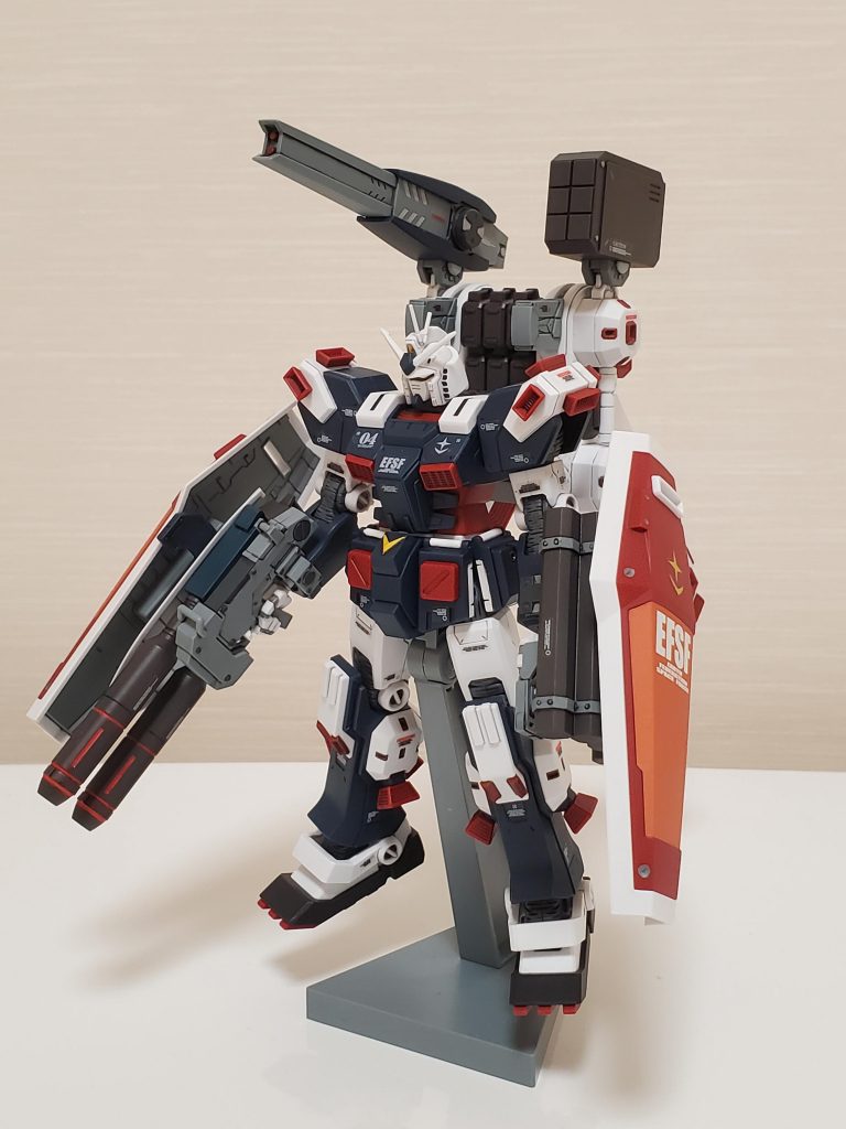 自立に不安があったので、付属スタンドを使用。目は今まで塗装していたのですが、シールを目の部分だけ切り取り使用しています。トップコート後も若干光沢が残って良いアクセント(というか自分で塗装するより綺麗です💦)。