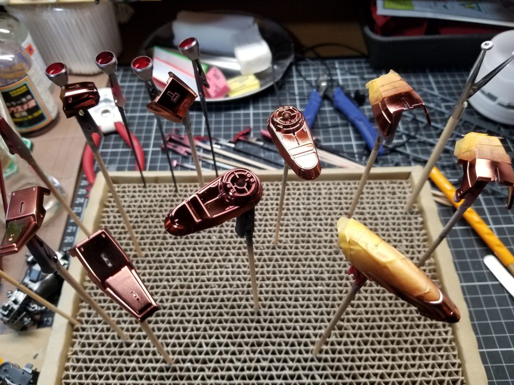 肩アーマーの一部、頭部の一部、ふくらはぎをマスキングにて、前腕部などの一部メッキ部を上のクリアーカラー混色で塗装しました。本当は腰部サイドアーマーも塗装したんですが、誤って百式のパーツの方に塗ってしまうという…やらかしました(笑)