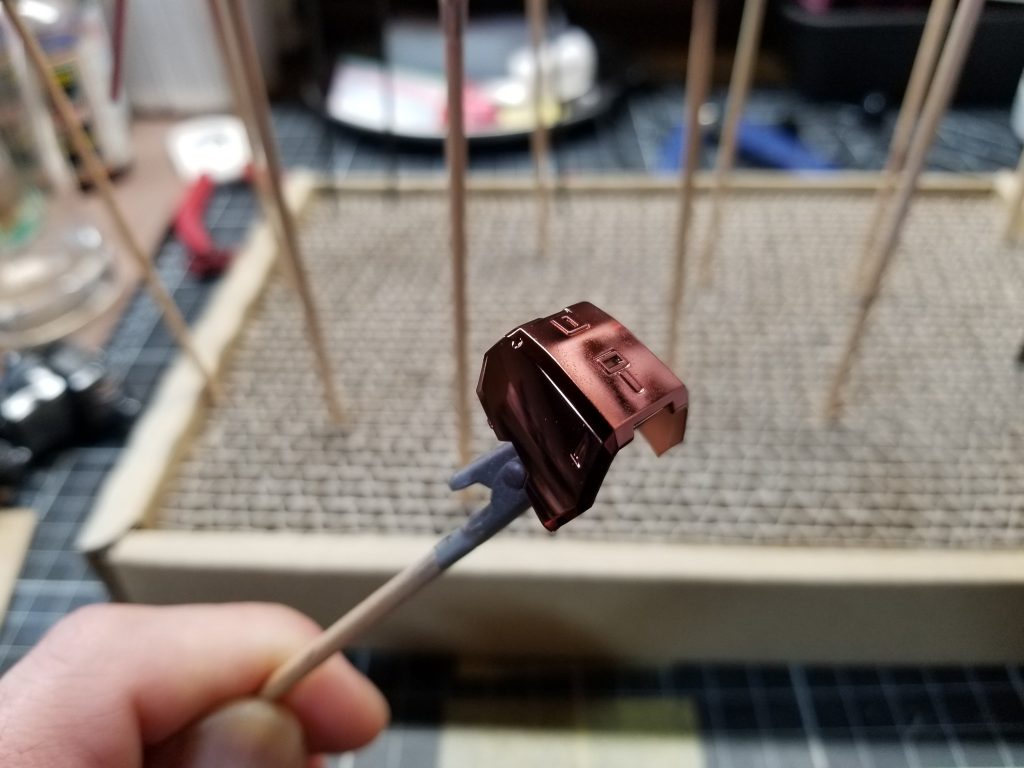 これがメッキの上からの塗装です。ブロンズのような輝きですね。本当は黒にしたかったんですが、クリアブラックにクリアレッドをほんの少し…入れすぎました(笑)