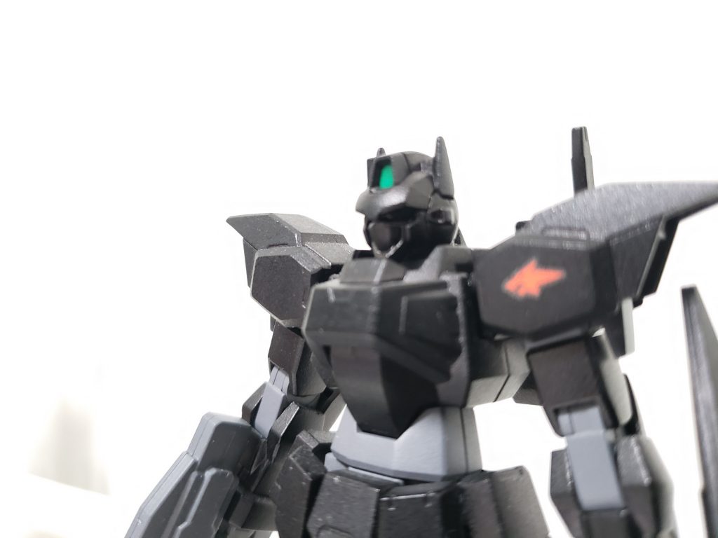 左肩にウルフマークのデカールを張り付けました目はツインアイを削り落とした後にメタリックブラックに塗装しましたイメージとしては百式の目に近いです