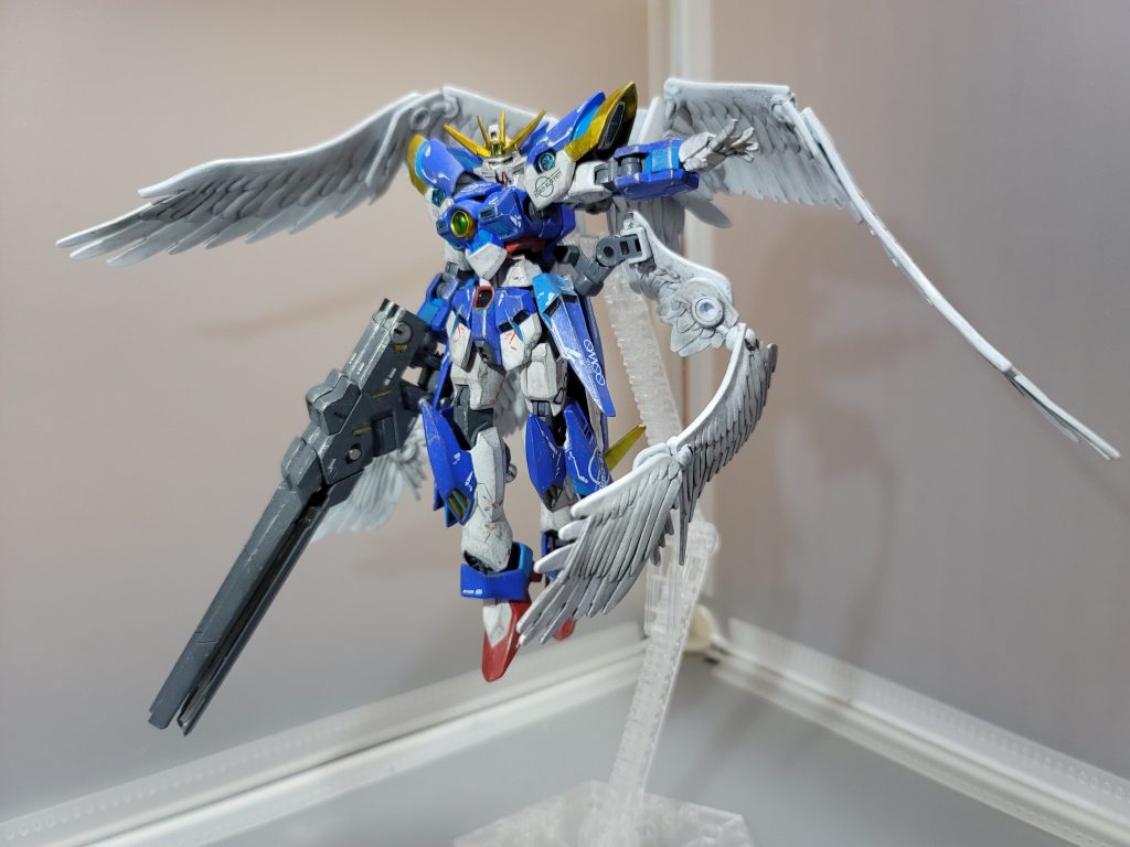 任務……完了。約1年前に考えてキットを素組状態を長く放置して昨年の11月中旬にようやく本格的作業開始2か月経ってついに完成しました一応各所改造の詳細頭部：リナーシタの頭部にTV版ゼロのアンテナの中央部だけを移植胴体：後ろの半分はリナーシタそのまま、前の半分はTV版ウイングにTV版ゼロの左右パーツと中央のセンサーを移植腰：フロントスカートは短縮、サイトスカートはバード形態フォーム固定用の突起を切り落として変わりにライフルをマウントするための磁石を接着、リアスカートの裏にも磁石を接着腕：手首付近の多分みんなが邪魔だと思うところを切断、肩のバード形態フォーム固定用の突起を排除、前腕の爪を排除して埋める（イメージ合わないのと干渉する故に敢えてディテールダウン）、左腕にシールド保持用の磁石を埋め込み足：足裏の肉抜きをプラ版で埋めた以外には特に改造していないバックパック：リナーシタの翼を外してスカイハイウイングスに、接続はスカイハイウイングスのジョイントではなくボールデンアームアームズのジョイントパーツを接着して使うバスターライフル：バーストレールガンに小規模のアレンジして使用、両手持ち用のグリップを外してその穴に磁石を入れて、サイトスカートへのマウントやツインバスターライフル合体に使うシールド：無改造の状態では色々干渉するため簡略化、バード形態で頭を隠すパーツを排除（でなけゃ何も持たせられない）、プラ版貼った上で裏に磁石を接着して腕にマウント、角？みたいなパーツを外して変わりにサーベルを格納明日（日本にとっちゃ今日がな）は旧正月なので何か赤いもの…キャスバル専用ガンダムまたはストライクルージュの改造機の作業をするのを考えているんだがたぶん美プラを作るだろうな一応リナーシタの余剰パーツとデスサイスで何か作る予定はありますが旧正月で死神を作るのはアレだなさすがにでは次のガンプラにまた会おう
