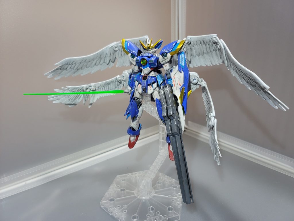 戦闘レベル、ターゲット確認......排除開始。シールドはグリップで手持ちじゃなく磁石マウントなためビームサーベルとツインバスターライフルの同時装備は可能です本機はメタルカラー以外はファレホ塗料で筆塗り全塗装したものですカラーリングは基本MG Ver.Kaのをアレンジ青はウルトラマリンと差し色のアンドレアブルー白は本体では普通に塗りましたが、翼はライトグレーを塗ってからホワイトをドライブラシに近い技法で色を乗せることでグラデーションを目指していたがウェザリング後ではほぼ見えません……ゴールドはメッキマーカーからエナメルクリアイエローのキャンディ塗装イエローではなくゴールドを採用したのは90年代の1/100ガンプラのあの俗物感を出そうと思ったからです本来はピカピカに仕上げるつもりでしたが主張が強すぎてやはりつや消しにしましたデカールは主に同人産のものを使用MG Ver.Ka用なものなんだから1/144スケールに使うと主張が強めですW系の主役格は大体地下活動をする工作員なんだから機体表面に堂々と機体や組織の情報を大きく描くのに違和感を覚えますがまあせっかくだし、派手に貼ってみるのも一興干渉が多い設計なのでウェザリングも施しましたゼロシステムで回避率が高いはずだけど劇中では意外と被弾が多くそもそもヒイロの乗機はどれもロクな目に合わないのでこれで解釈一致