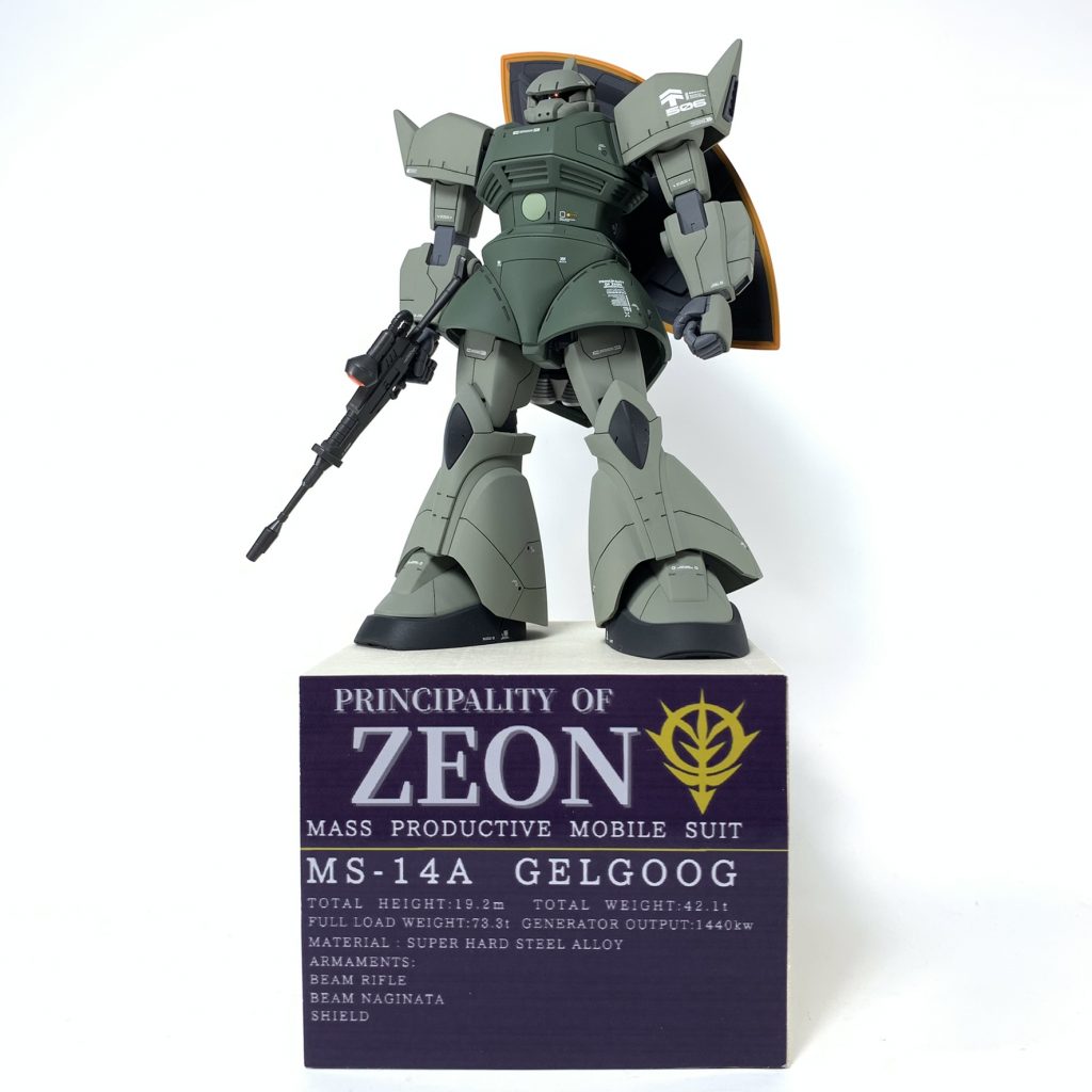 木箱を使った簡単な台座も製作しました。