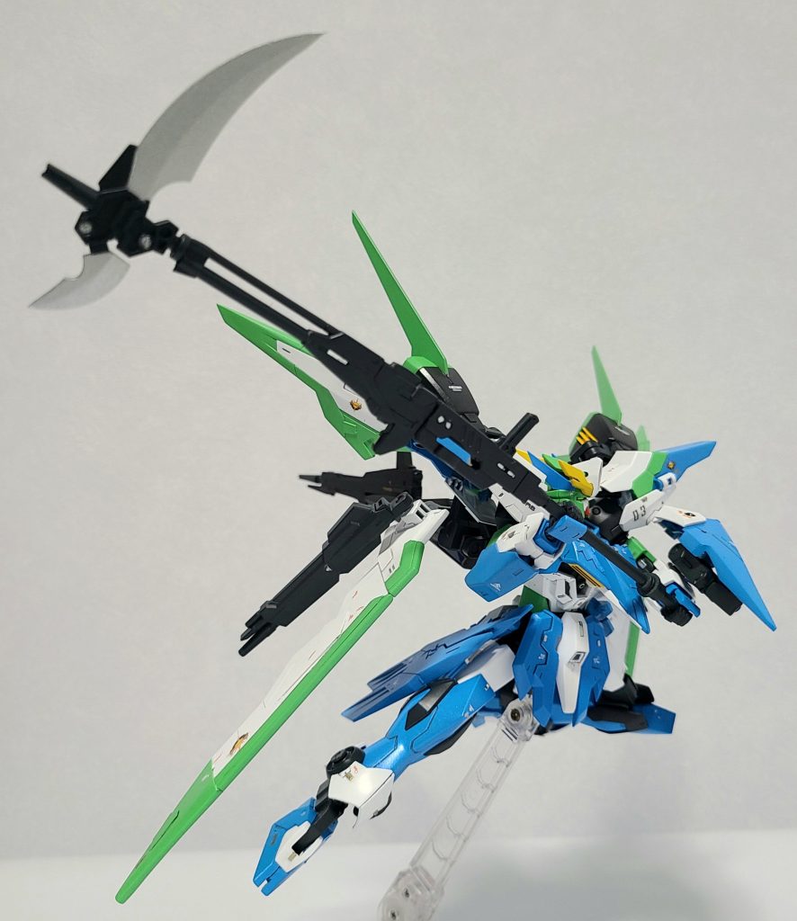 手持ち武装としてはビームライフルと重刎首鎌が一体となった複合武装「十六夜(イザヨイ)」を装備。イージスナイトの武器のグリップを利用して、射撃と闘両方に対応出来るようにしています。