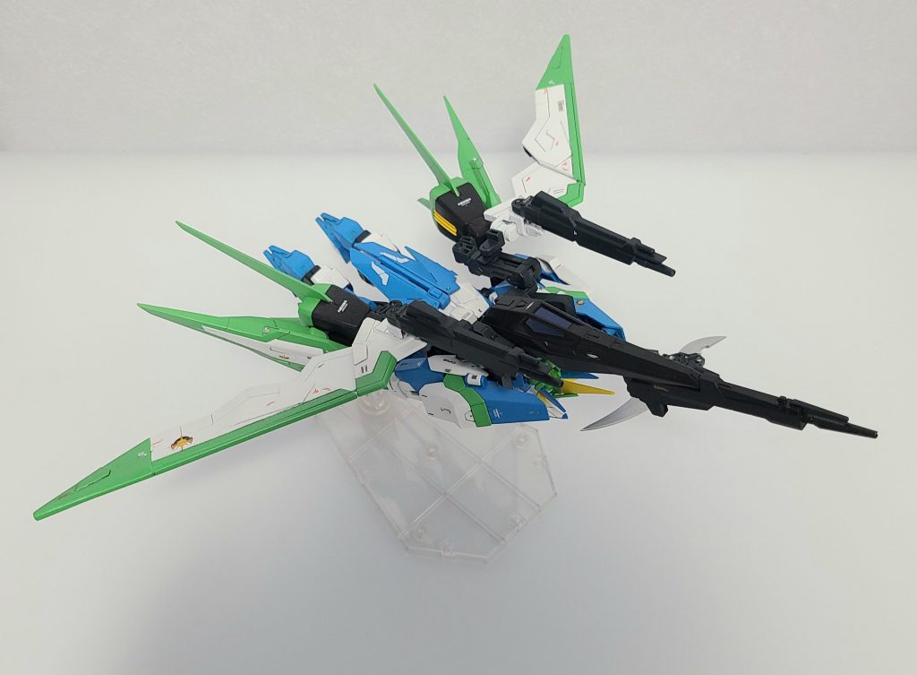 変形機構もイージスナイトの機構を残しています。主翼はHGレイダー、スラスターはHGCEエールストライク、コトブキヤのエクステンドアームズ02で構成し、より速そうなイメージにしてみました。