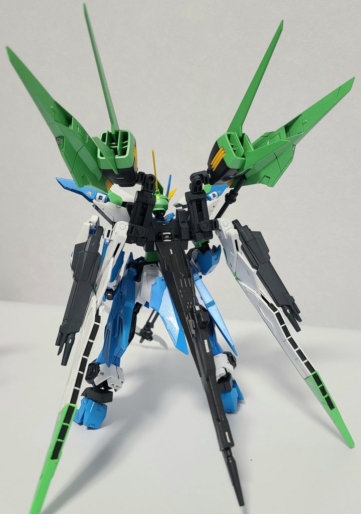 変形時の機首となるパーツにはライトニングガンダムのビームライフルのバレルを装備しています。