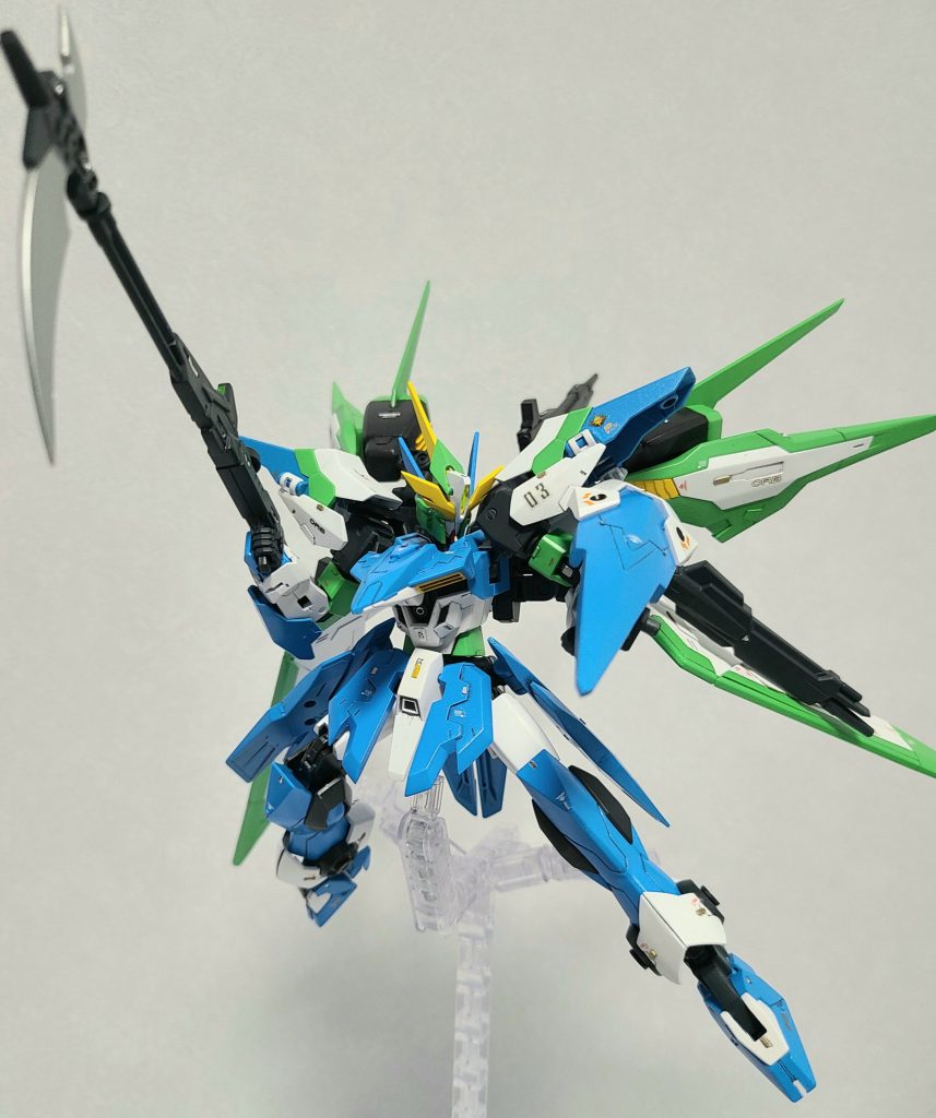 可動範囲はほぼイージスナイトと同様です。首が少し埋まり気味だったので小顔化、頭の位置を高くする工作を行っています。腰も干渉部位を削り、より前屈できるように加工しています。