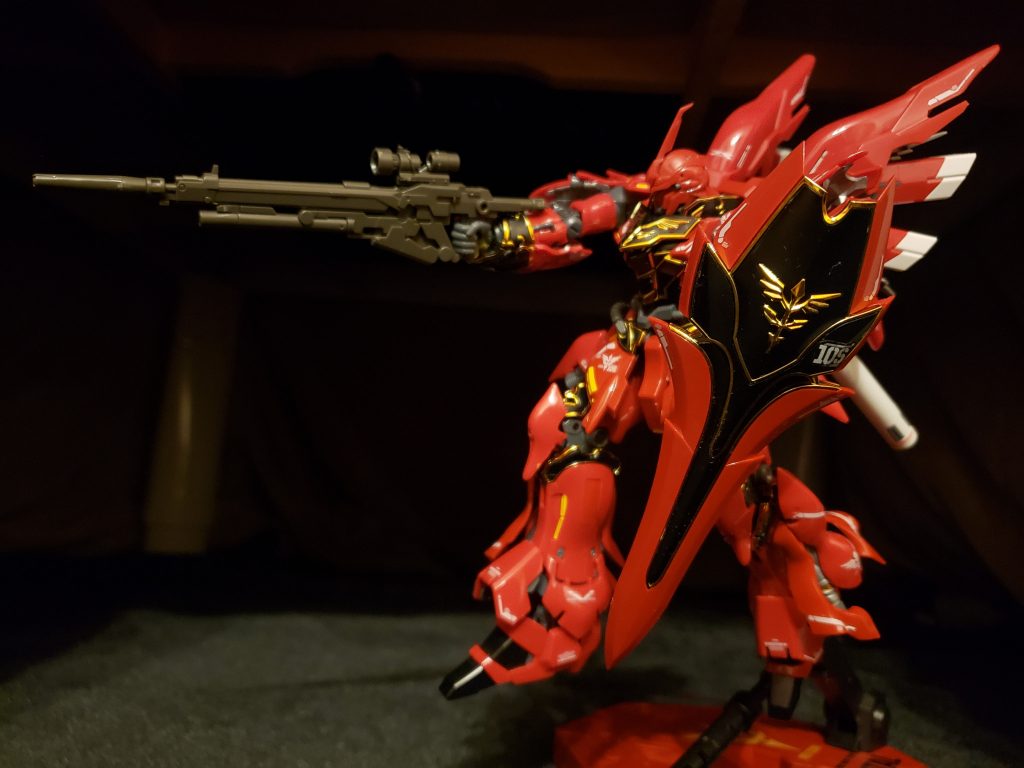 補正前の画像。コタツを利用しちょっと補正すればかなり違う印象になります。明るさ、露出、コントラスト、彩度を少しイジると(暗く濃くする方向)コタツのグレー裏骨と脚、ベージュの布団、マットの明るい部分がわからないくらいになります。それでも目立つ部分は回転させる項目を選ぶと画像が拡大できますのでペンで黒を選択し好みの太さで塗り潰します