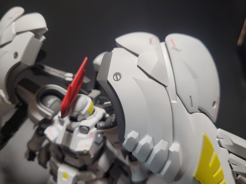 各所にある丸モールドは塗り分けが面倒だったので、wave製のメタルパーツを貼り付けてディテールアップ！