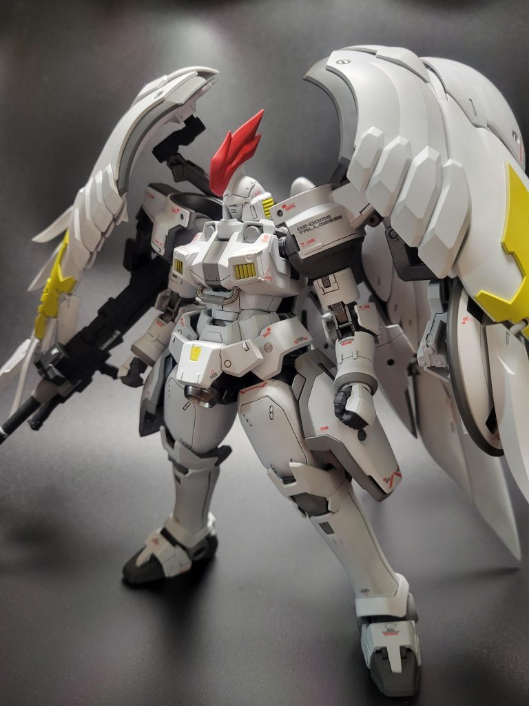 カラーリングをグレー多めに変更。顎をひけるように首を延長し、各所にスジボリ追加とプラ棒などでディテールアップしてます。