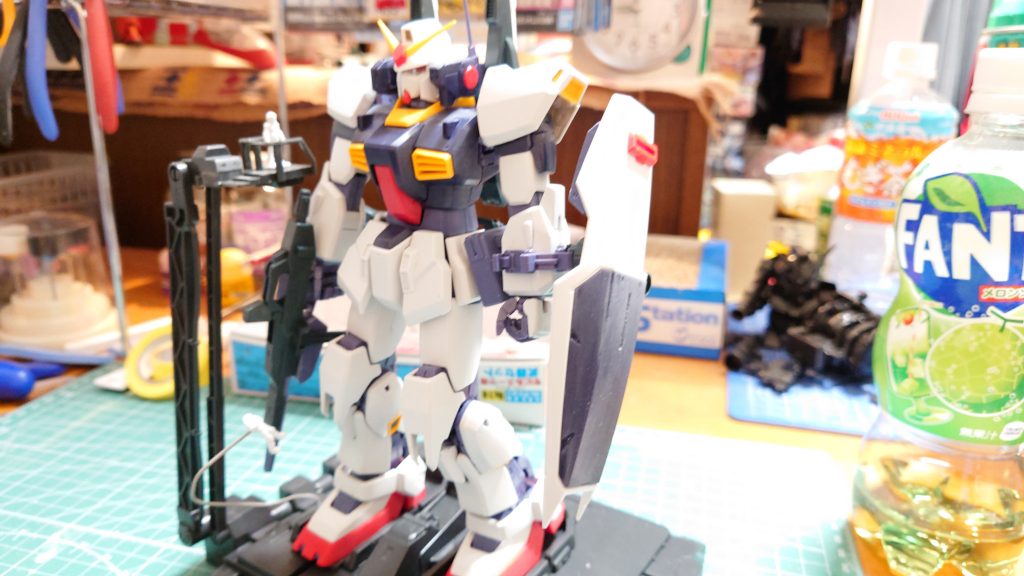 プリズムブルーブラックが手に入ったので黒っぽい所はそれで塗ってみました。