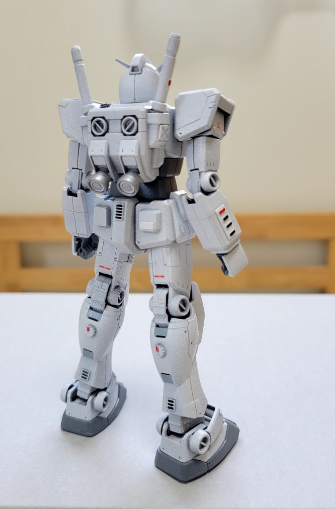 茶色のボディを白くするのに、白サフ吹きました。ムラムラの塗装面ですがビミョーに良い味わい出てきてるような。ボディ白色はこれでGO!色分けもこれでOK。…っていうかシンプルすぎ!?