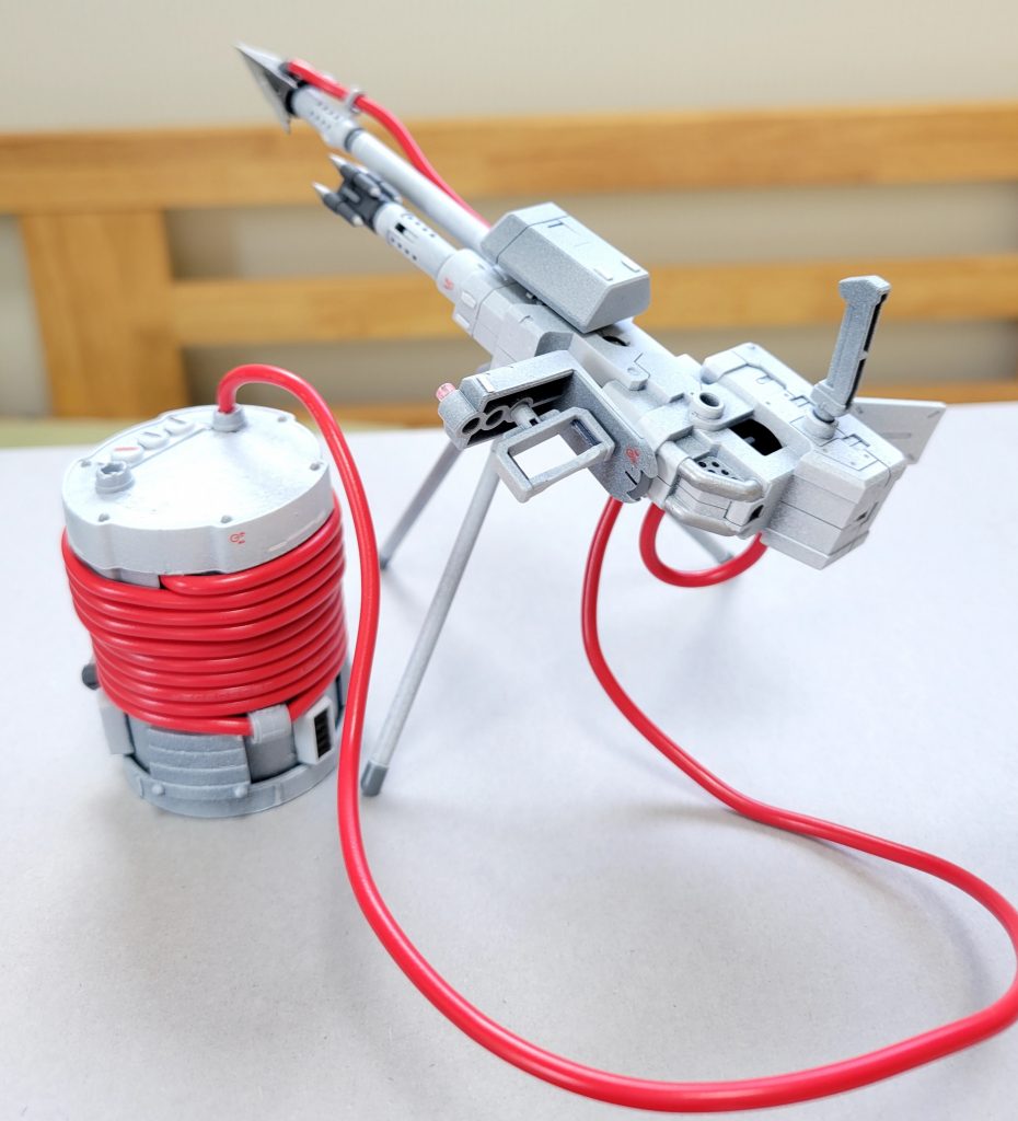 銛(モリ)はコトブキヤさんのバイオレンスラムに、ジャンク部品追加して作成。ケーブルはホームセンターで売ってる電線。ボビンはスーパーの駄菓子コーナーで売ってた飴のケースを切って、ジャンク部品追加。いい感じに仕上がりました。