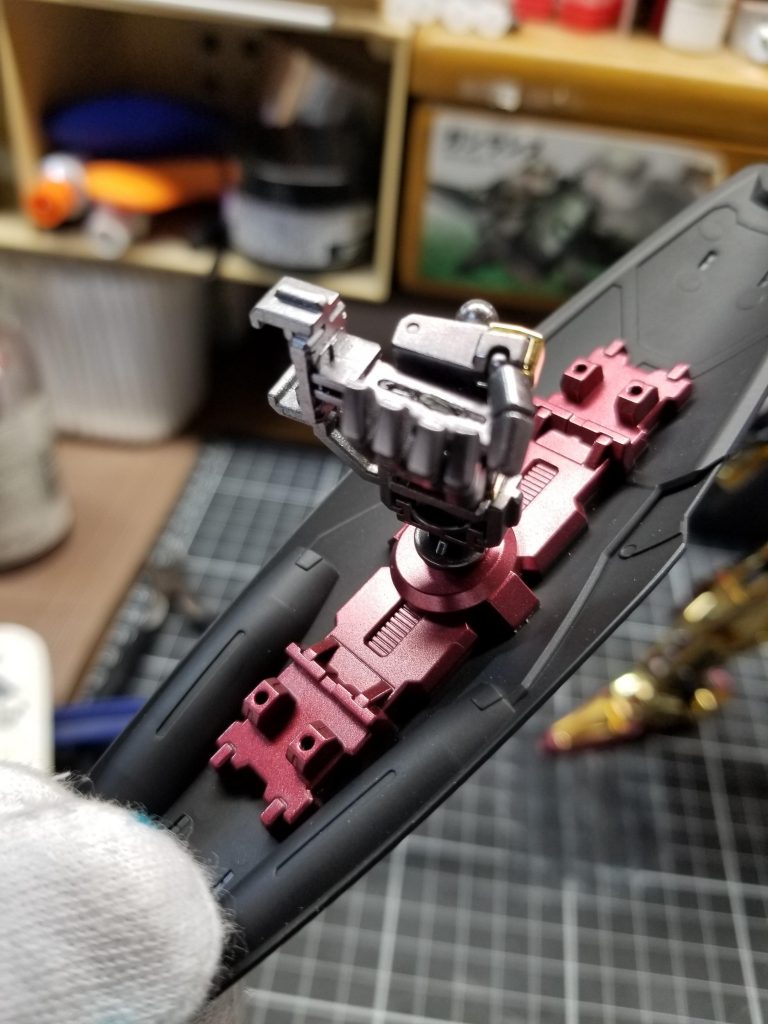 シールドは本来なら前腕部分に差し込むんですが、百式改の場合メッキパーツを加工しなきゃならないってことで、ちょいとその勇気はなく手持ちに変更しました。