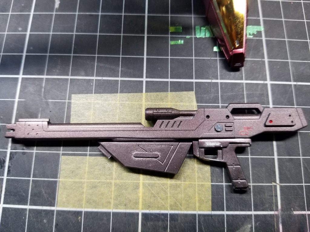 今回のコンセプトである、『改なんだから武装強化しようぜ』ってことで、ジャンクパーツを繋ぎ合わせて強化ビームライフル(のようなもの)を作ってみました。