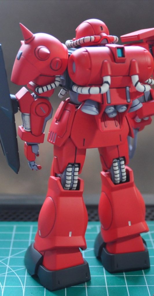 軽装型背面マラサイのバックパックはハイザックと接続穴の位置が異なるため、両方に穴を開けなおして接続しています。設定では明言されていませんが、足のスラスターが取り外されているにも関わらず、バックパックは上位機種のマラサイとしていることから、脚部推力の低下分をバックパックで補おうとしているような意図が見て取れ、軽装型は単純な廉価版というわけではないという事が読み取れますね。武器がビームライフルではなくマシンガンなのと同様、市街地での使用を想定して、地上に近い位置からのスラスター噴射を避ける意図であるように思えます。