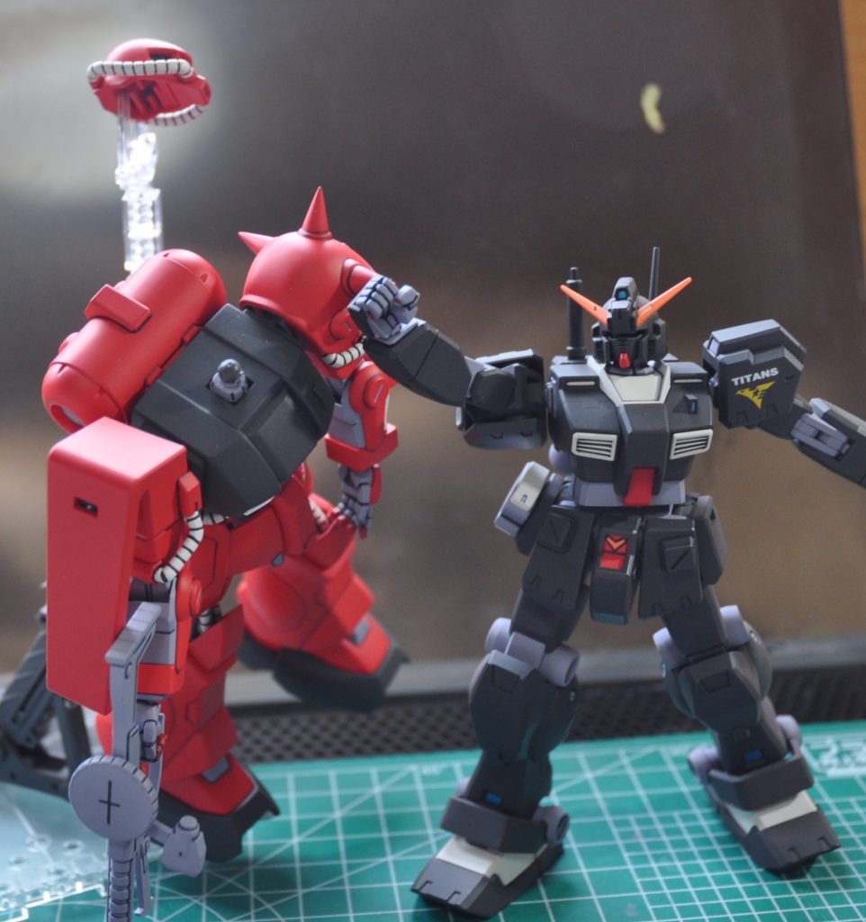 そしてこちらはアーリーヘイズルとの2ショットアーリーヘイズル初登場シーンの再現です。首ちょんぱ。ヒートトライブレードが難儀して通常型が作れなくとも、軽装型だけでも作れればこのシーンが再現できるな!という皮算用があったのは内緒です。厳密にはこのシーン、アーリーヘイズルはぶん殴ってるんじゃなくて、首につかみかかってるんですよね