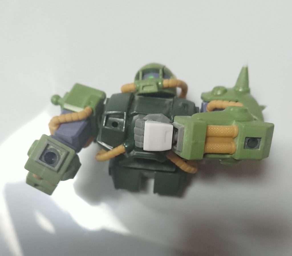 ただ本来の手首よりヘイズル系の手首は一回り小さいため、手首のポリキャップがより目立つように感じたため、WAVEのバーニアノズルを加工したポリキャップ隠しを作成。まあここまでするほどか、というと気分の差のような気がしますが