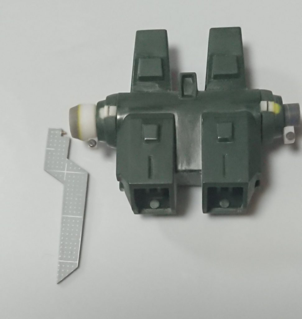 一番難儀したヒートトライブレード。ブレード本体はテーパーを付けることは考えないものとして、WAVEの目盛り付きプラバンに輪郭下書きしてから切り出し。バックパックの基部はプラパイプを切り出したモノに円形ディテール・・・を使ってたのですが、プラパイプ切り出しに精度が出せなかったため、この後コトブキヤのショートパイプのうち内径5mmのモノを使ったモノに変更しています。その内側に、コトブキヤのジョイントパーツを加工した外形5mm、内径3mmのパイプを接着しており、その下部に2mm角プラ棒を接着。ここに慎重に精密ピンバイスで0.5mm穴を開け、ブレードと真鍮線で接続しています。・・・強度が怖い。