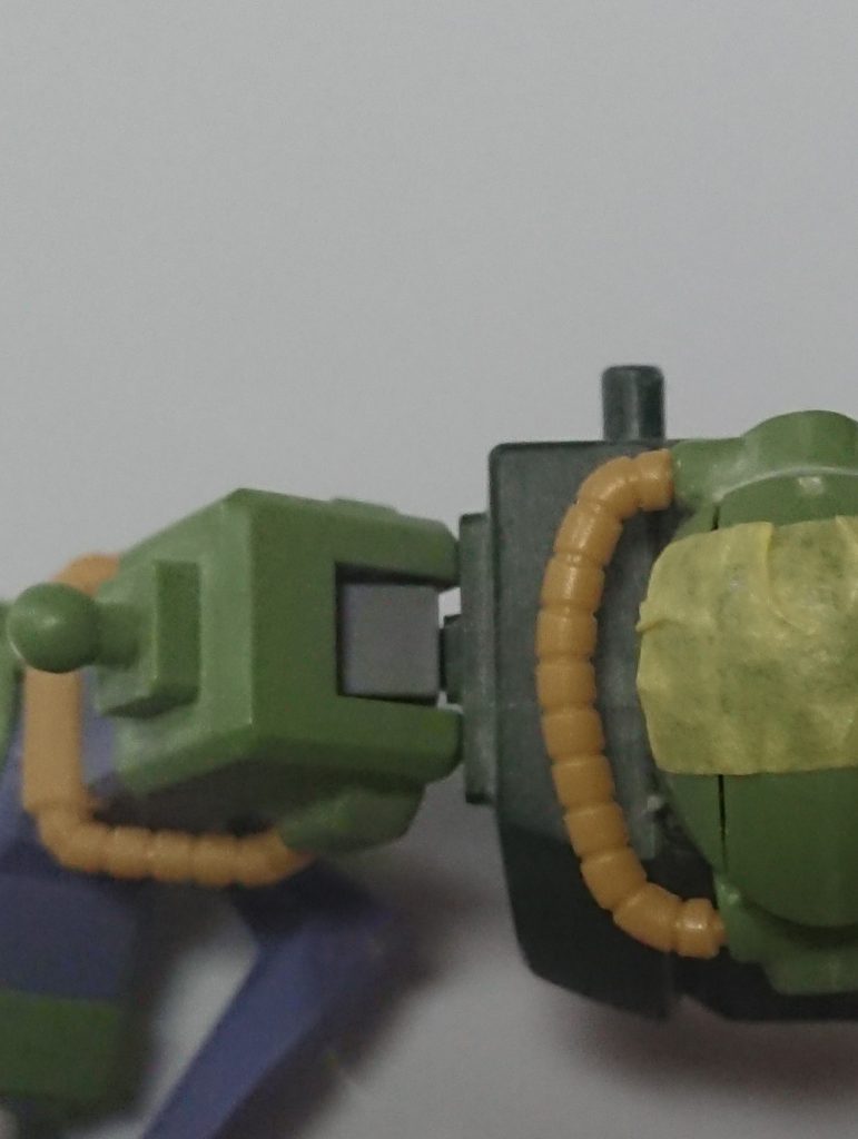 肩はHGUCザクのようなポリキャップ隠しパーツがなかったため、WAVEのプラサポ3mmのパーツをハメてポリキャップ隠しにしています。これがバチピタというか…1mmのプラ板貼り付けてポリキャップ隠すこと想定してたんじゃないかな、て感じに、ちょうどよく1mm分クリアランスがあるんですよねぇ