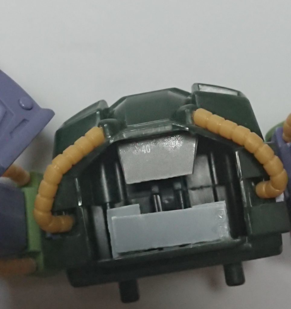 胴体は腹部を挟み込む構造だったため、ダボピンを切り離して後ハメ加工。胸部内側にはプラ板で「受け」を作り、最終的にはここに接着固定しています。