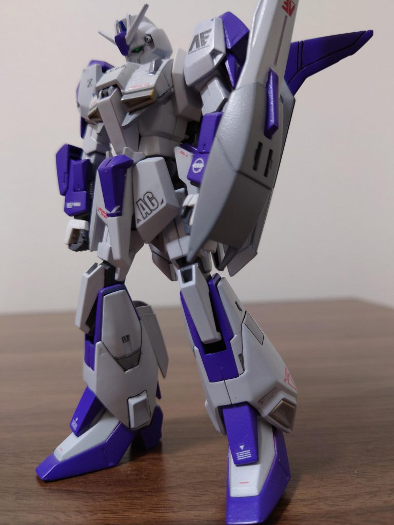 シールドのアナハイムデカールを貼り間違えました…イエロー部分も塗れてない…つや消しトップコートも墨入れもミスった…ウェザリングカラーでの墨入れ難しいてすね。