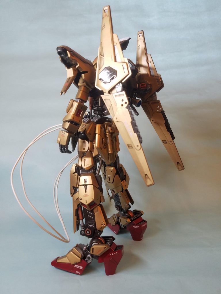 ハイヒール化と腰蛇腹パーツの追加でプロポーションを変えています。