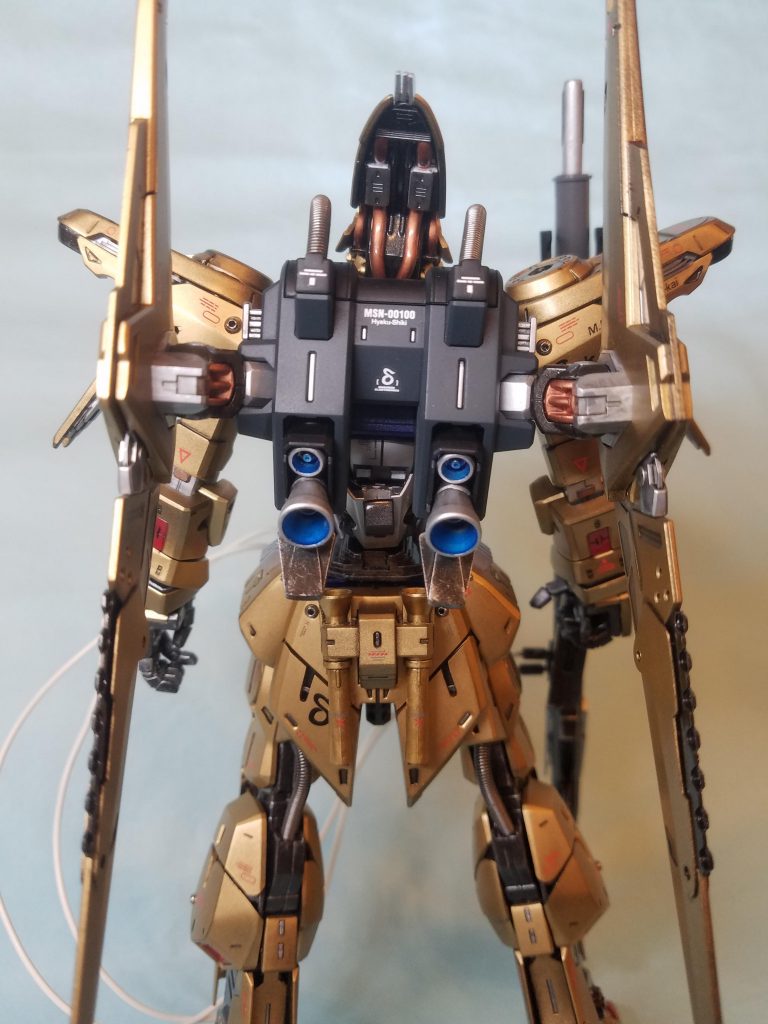 塗装は缶スプレーと筆塗りです。メカ部分は光沢で金色部分は半艶消しとしています。デカールはキット付属の水転写式と汎用コーションを使っています。