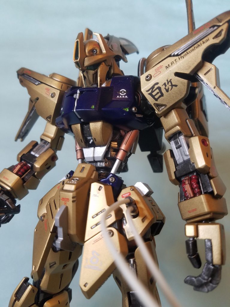 腰部分には自作のシリンダーディテールも加えています。