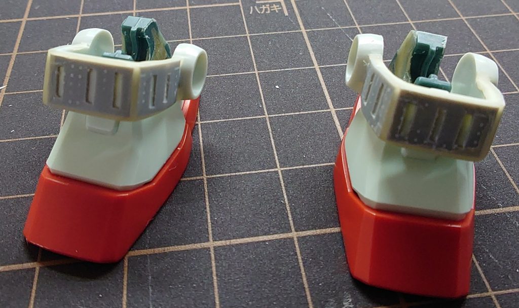 プロトタイプガンダムの特徴的な腕部とアンクルの制作過程。腕部は0.3mmのプラ板とパテで形を整えました。アンクルには、スジボリ道具にて等間隔に長方形でくり抜いたプラ板を貼り付け、こちらもパテで整えています。