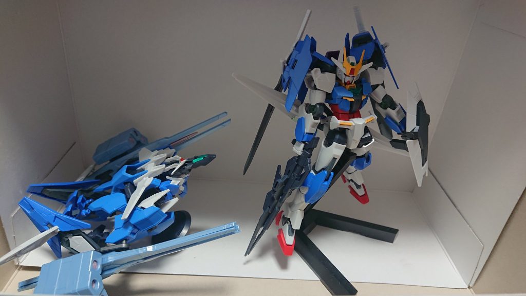 ダブルオーダイバーと並べるとこんな感じ、パーツ余りがないように二機に分かれてます