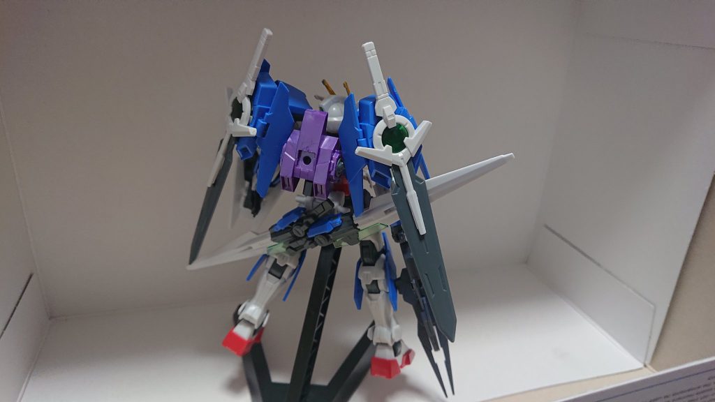 腰には薙刀のように剣を装備できるように