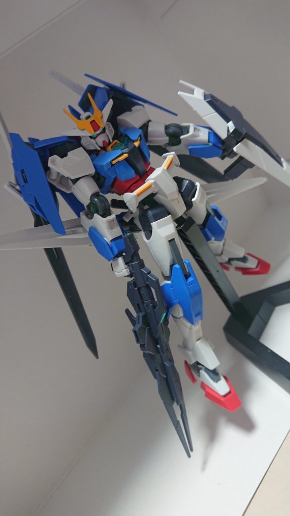 頭部アンテナはアースリィのパーツを黄色に塗りました。剣と銃と盾はダブルオーダイバーエースとアースリィガンダムのものを流用