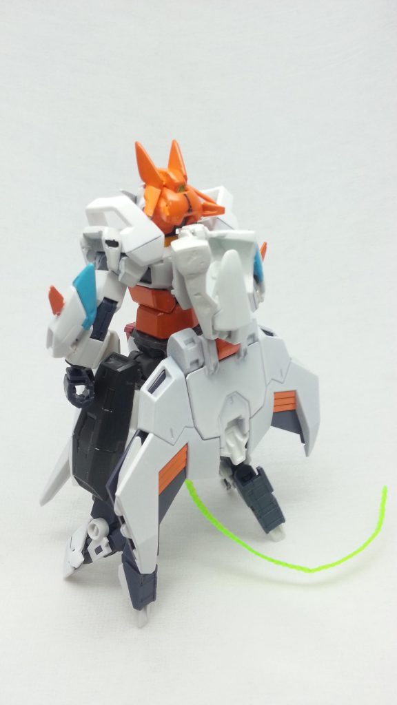 立ち背面。ビームワイヤーテイルは小柄の機体を活かし、アクロバティックな挙動で使用。急接近からのバク宙などで攻撃とかとか。お