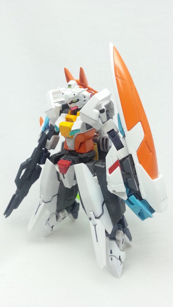 武装立ち。コアビームライフル、可変時にも使用する可変式シールド。カラーリングの際に悪乗りしたらどう見てもニンジンです。本当にありがとうございます(笑)ニンジンいらないよ！