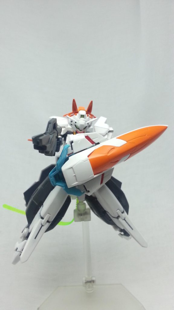 コアビームライフル構え。ライフルはコアガンダムのビームガンをベースにフェニーチェのサーベル付のビームガンで改造。お尻の部分は伸縮ギミックで伸ばしてわきに抱えれるストックにもなる。