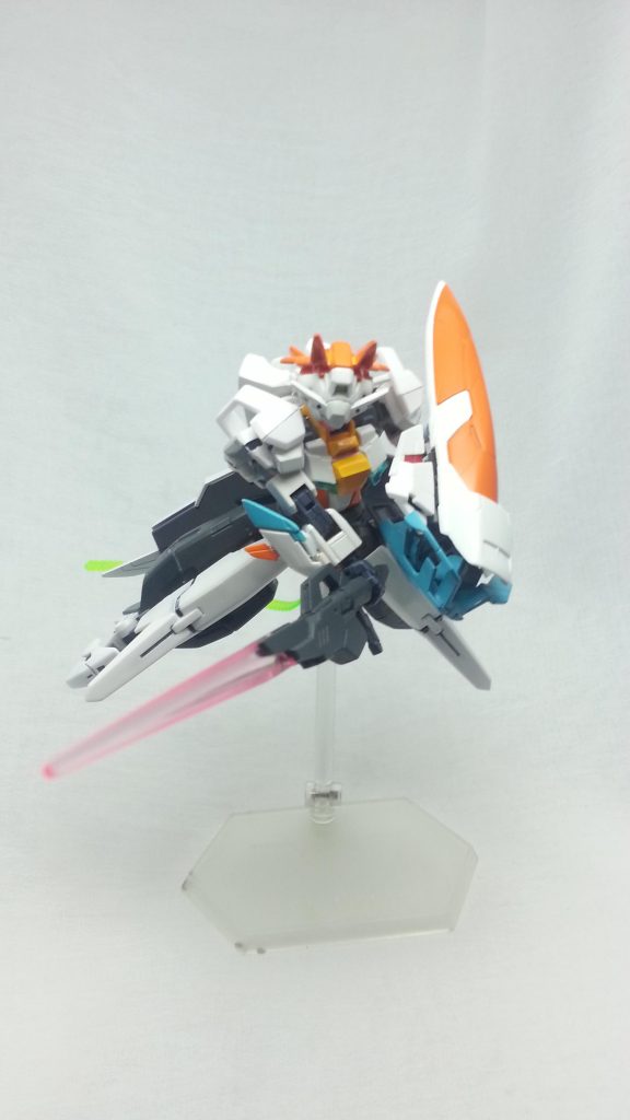 ストック部分を伸ばすと持ち手部分にもなり、斬撃の安定にも役立つ。