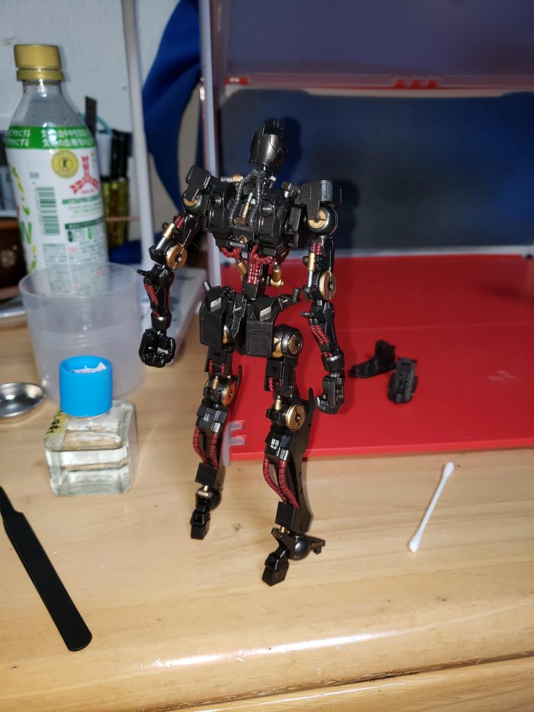 最後にガンダムフレーム。見ての通り、ギラギラしてます。ボルト?部分や、ピストンシリンダー部分、動力パイプは全て筆塗りです。めんどくさかったのは動力パイプで、これだけつや消しなんですよね。なので、先に光沢クリヤーを吹いたあとに、つや消しの変なのを混ぜた小豆色で筆塗りしました。