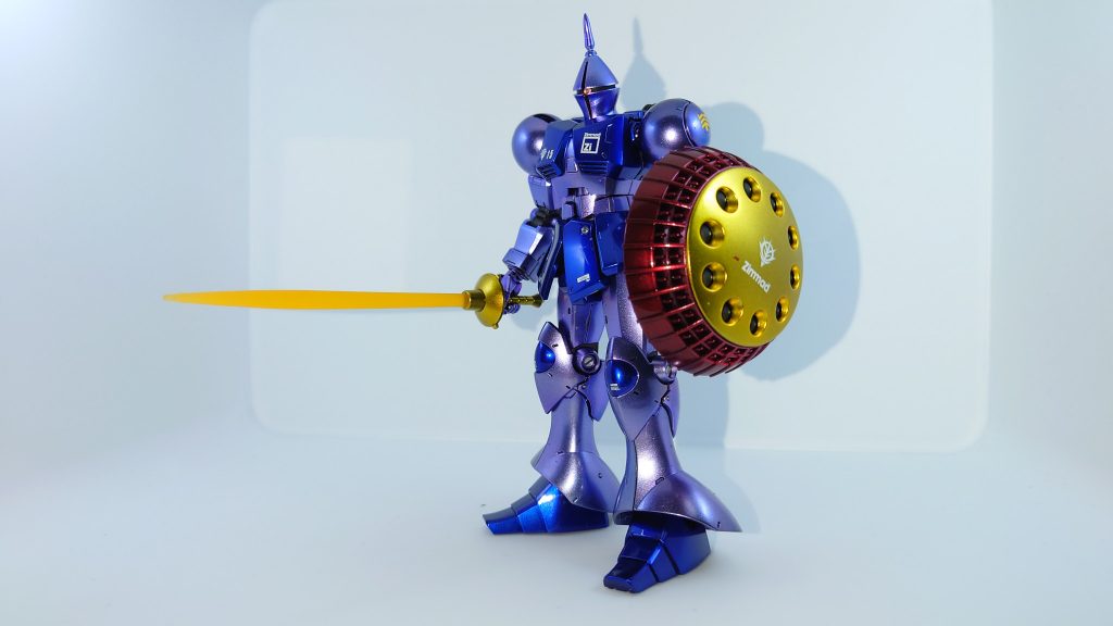 キャンディ塗装の下地はアルティメットブラックの上にスターブライトシルバーで青部分にはGXディープクリアブルーにGXクリアバイオレットを軽く吹きました。