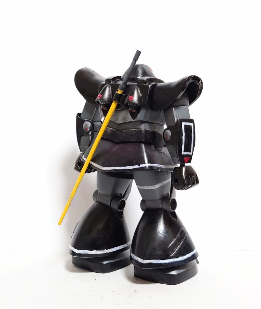 背中から。今回の塗料は基本的に黒&グレー、赤、バズーカはファントムグレー、ヒートサーベルは黄、蛍光ピンクを使用。マーキングはダイソーのペイントマーカー(赤、白、黄)。タミヤのスミ入れ塗料(ダークブラウン)でスミ入れ。シルバーチッピングも軽く。