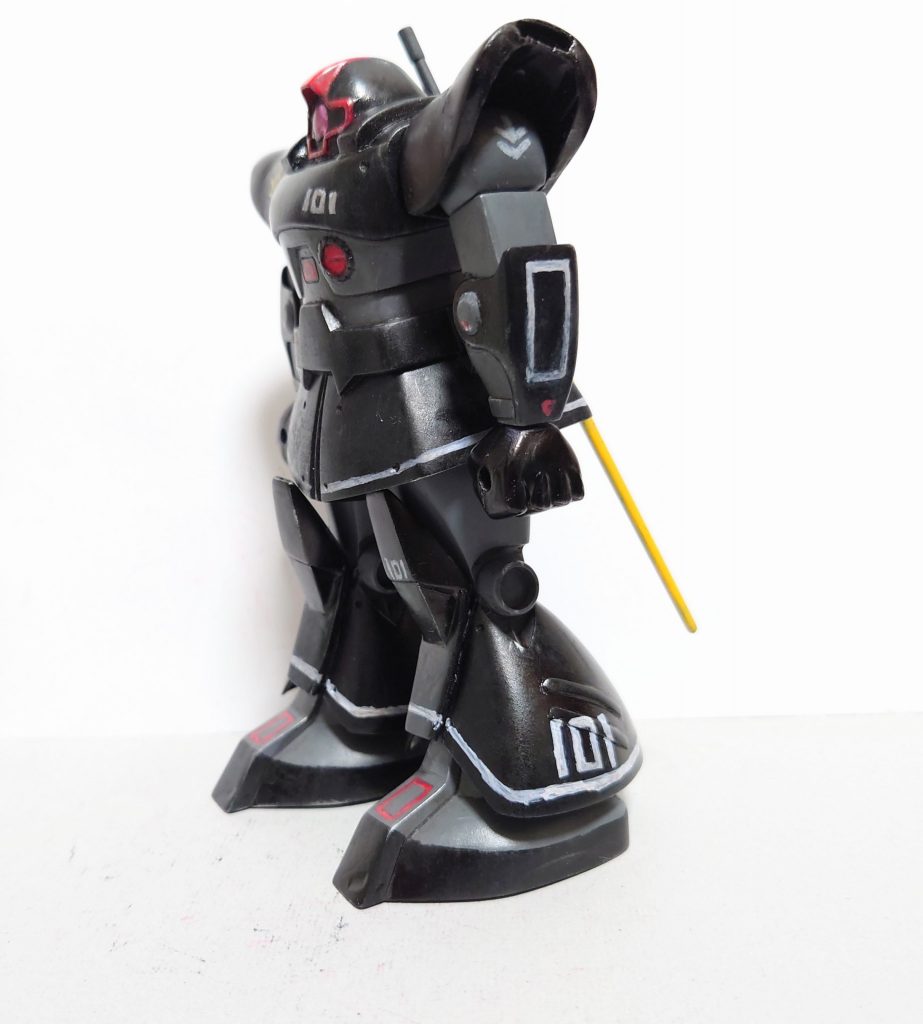 横から。肩は大型化、脚、腕のディテールアップ、モノアイのクリア化等を施してます。プラ板工作は初めてでしたが、意外と上手くいきました。