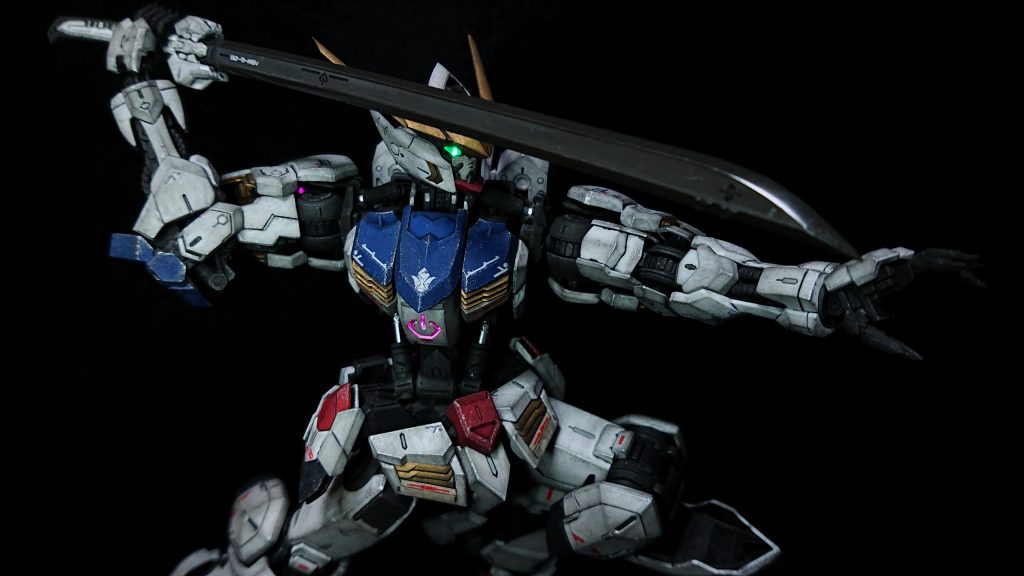 太刀は刃の部分のみ光沢クリアを吹いて、鋭く見えるようにしています。