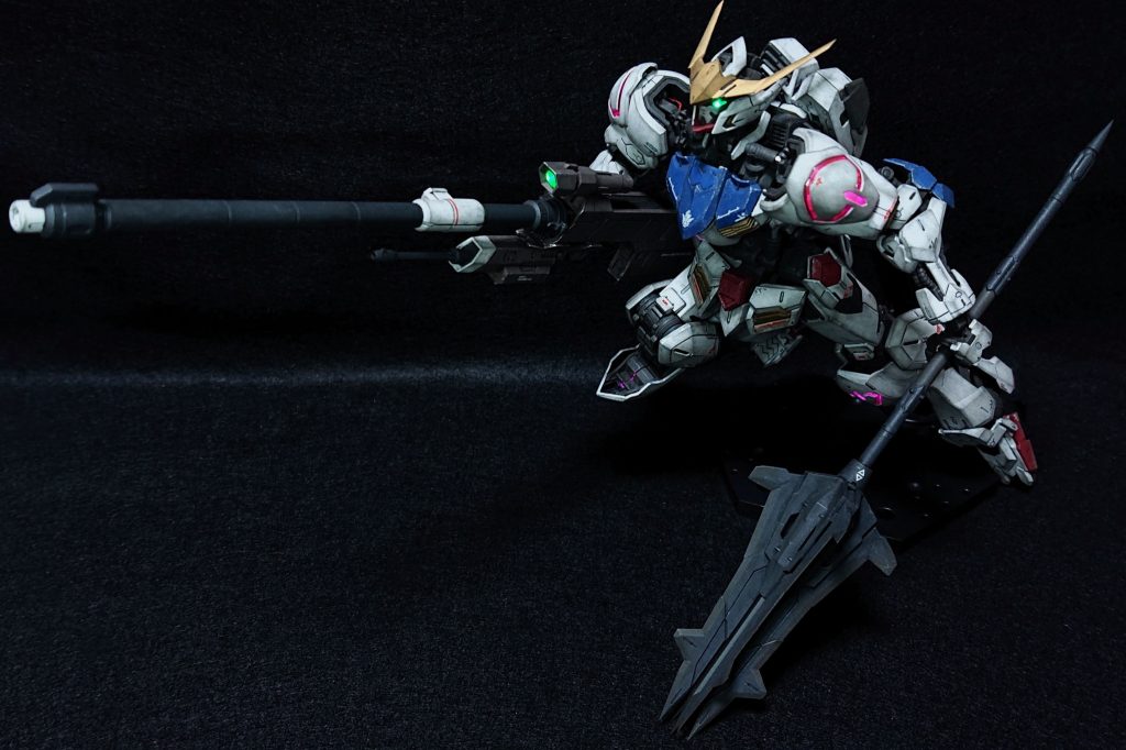 滑腔砲は砲身の合わせ目を消してから劇中の配色に合わせてジャーマングレーで塗装しています。