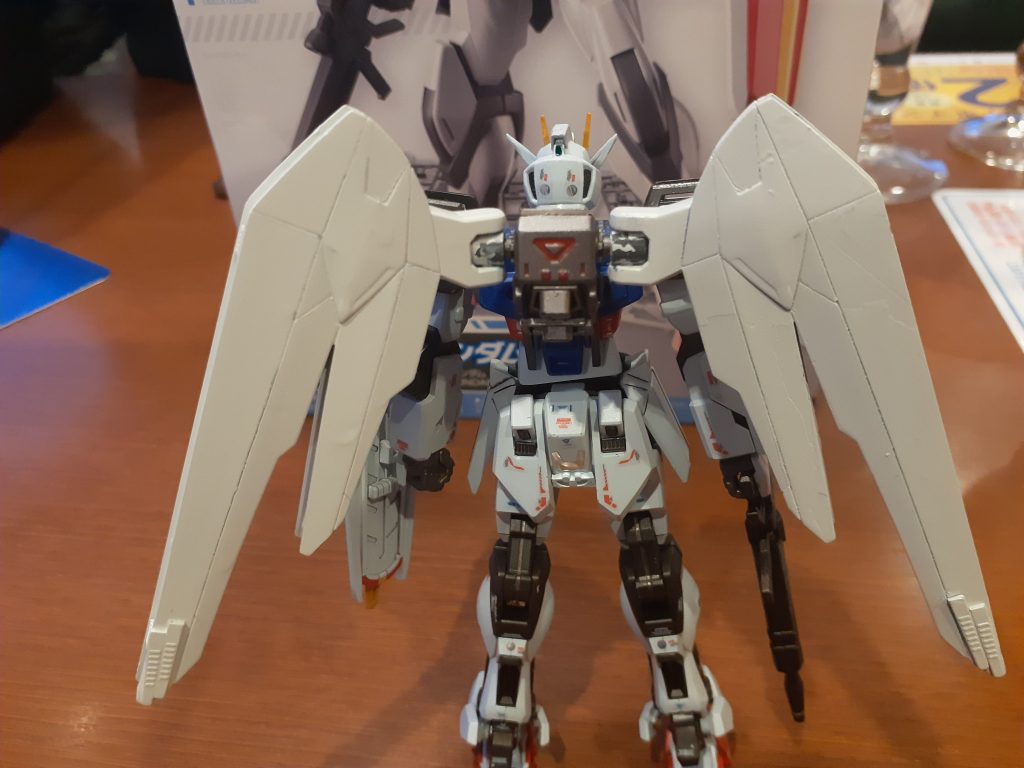 鷹の羽は、フリーダムのジャンク品を使いました…