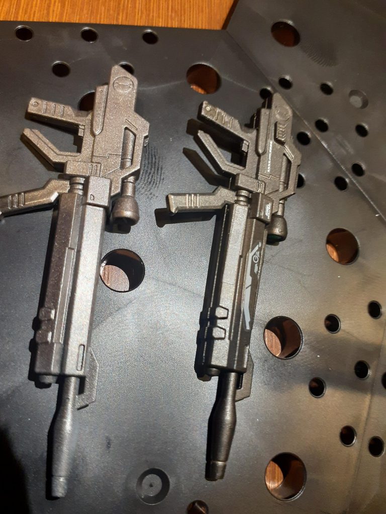 比較…向かって右はディテールアップし塗装…デカール…