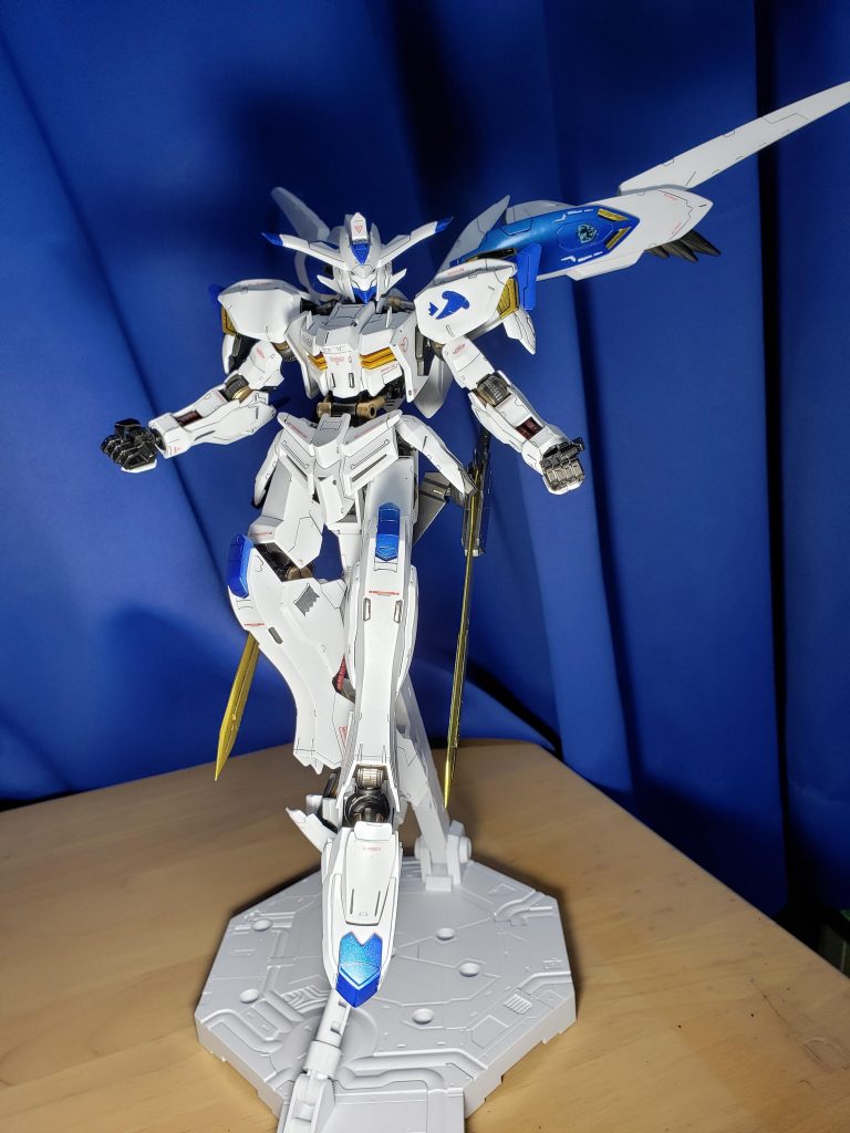 <<300年だ。もう休暇は充分楽しんだだろう、アグニカ・カイエル。さぁ、目覚めのときだ!!>>サムネと同じやつですが、やはりバエルと言ったらこのポーズは忘れられません(?)。ちょっとわかりづらいかもしれませんが、デカールは赤いのを主に使用してます。理由は、Metal Robot魂のやつがそうだったからですね。